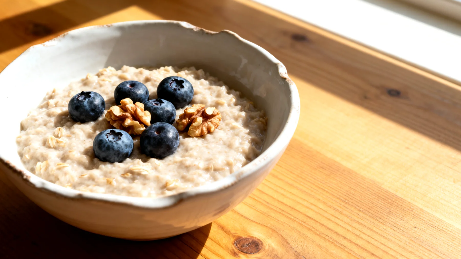 Porridge di avena con noci e mirtilli"